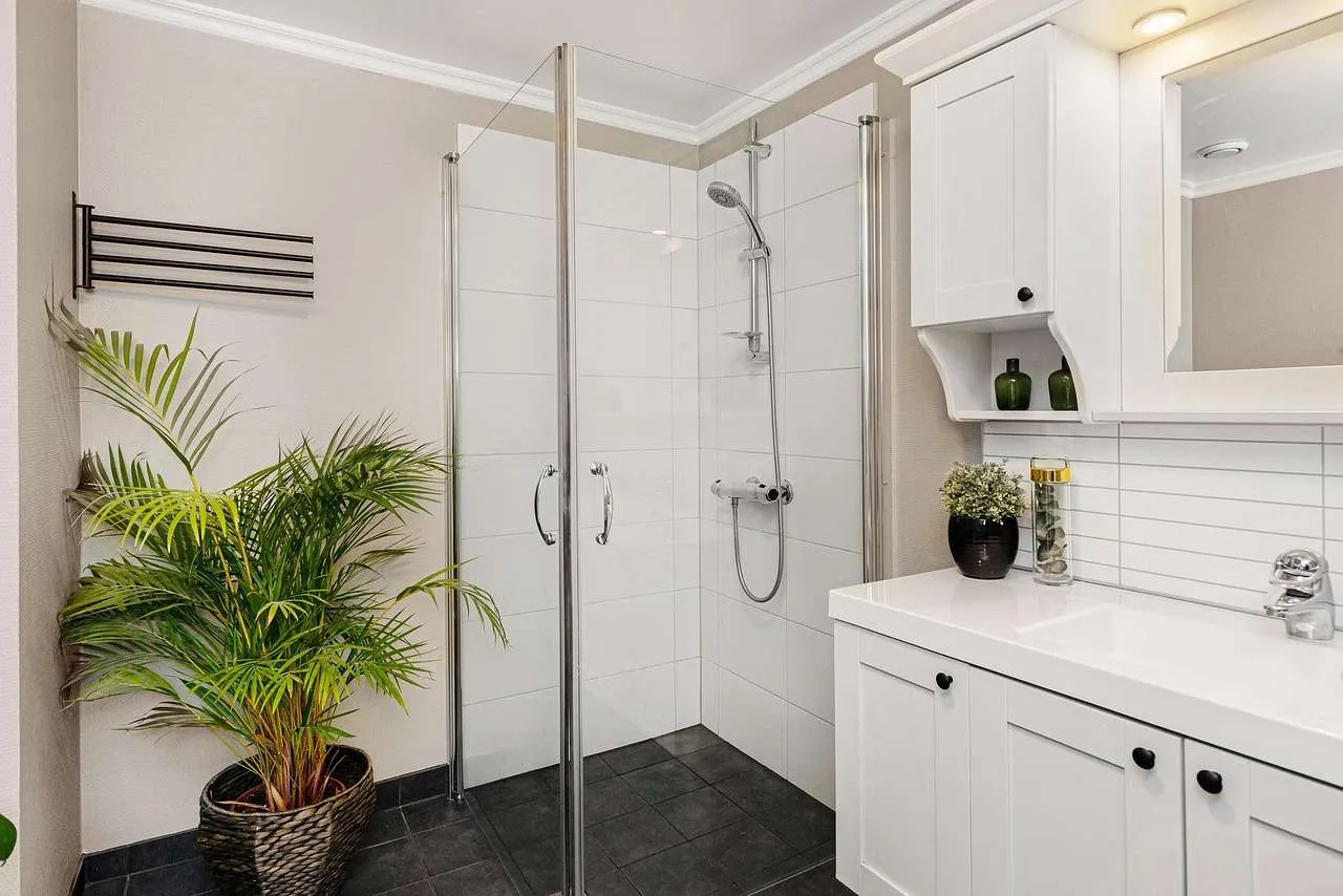 10 Expert Small Bathroom Ideas to Maximize Space & Style